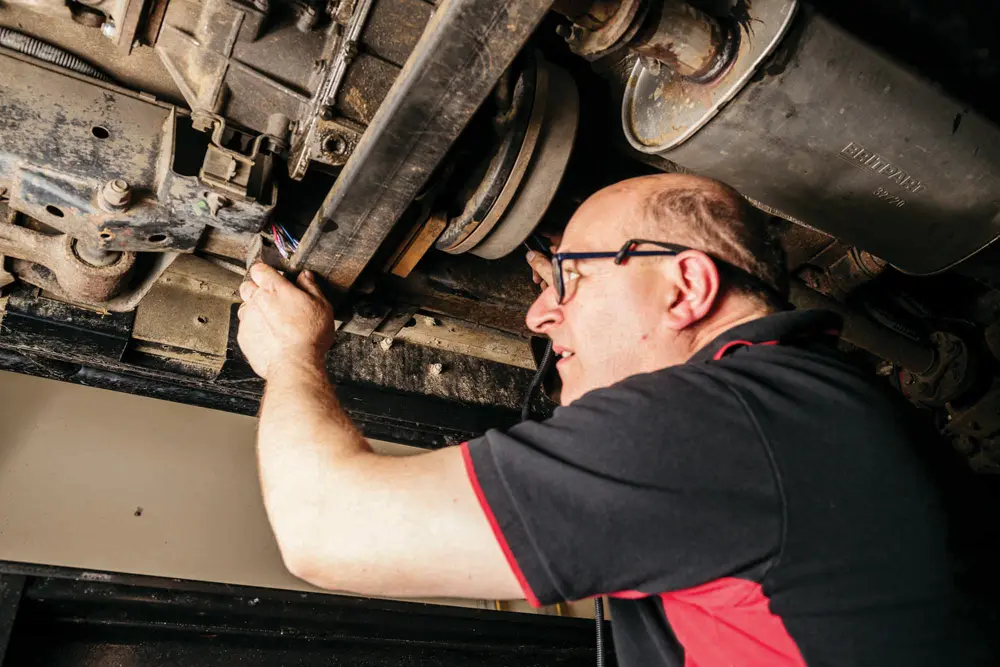 Connecting the electrical system (1)